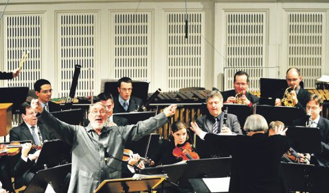 Fünfzig Jahre und kein bisschen alt: HK Gruber und Friedrich Cerha beim Wiener Jubiläumskonzert ihres Ensembles „die reihe“. Foto: Charlotte Oswald