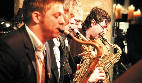 Der Saxophonsatz des JOR (v.li.): Lutz Häfner, Florian Trübsbach, Oliver Leicht, Herwig Gradischnig und Susanne Heitmann (nicht im Bild). Foto: Robert Fuchs