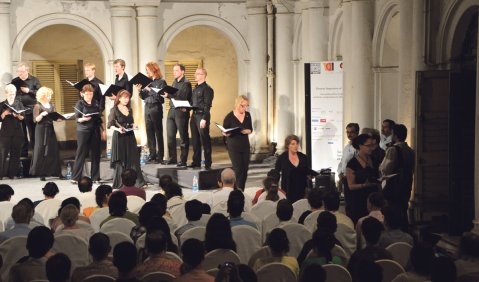Der GewandhausChor Leipzig bei der Uraufführung von Bernd Frankes „Pran“ im Innenhof des Jorasanko Thakur Bari. Foto: privat