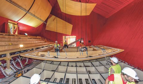 Arbeiter beim Anbringen der Akustikbauteile im Konzertsaal. Foto: Renzo Piano Building Workshop