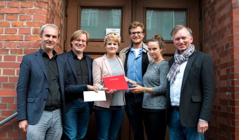 Die Spende wurde überreicht von den drei studentischen Initiatoren sowie Hochschulpräsident Bernd Redmann und Vizepräsident Markus Bellheim. Foto: HMT München