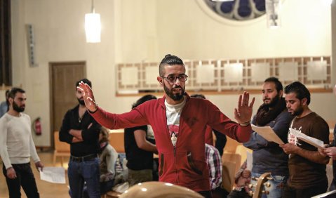 Alaa Zaitounah ist in Syrien ein bekannter Musiker. Jetzt probt er wöchentlich mit dem Hoffnungschor in Berlin. Foto: Felix Basche