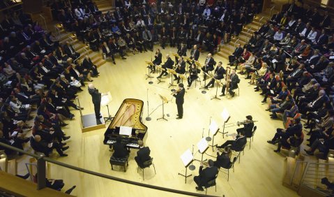 Auf Augenhöhe mit Bergs Kammerkonzert: Das Boulez Ensemble bringt die Ellipse zum Klingen. Foto: Peter Adamik