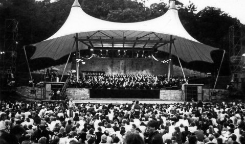 „Das Posthorn-Solo kam von hinten aus dem Wald“: das Gustav Mahler Jugendorchester am 6. August 1988 auf der Berliner Waldbühne. Foto: GMJO Archiv 
