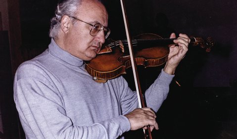 Salvatore Accardo mit Paganinis Violine, „Il Cannone“. Foto: Dynamic