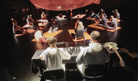 Mitwirkendes Publikum mit VR-Brillen in Alexander Schuberts „A Perfect Circle“. Foto: Martin Sigmund