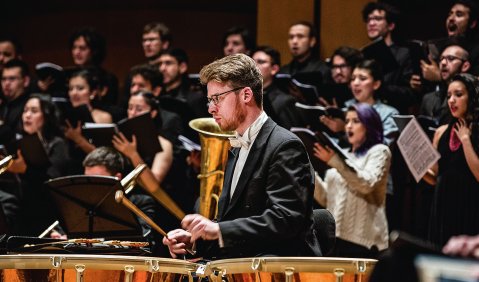 „Ein deutsches Requiem“ in Bogotá: Matthias Oliver Kelemen vom Dresdner Festspielorchester. Foto: Juan Diego Castillo