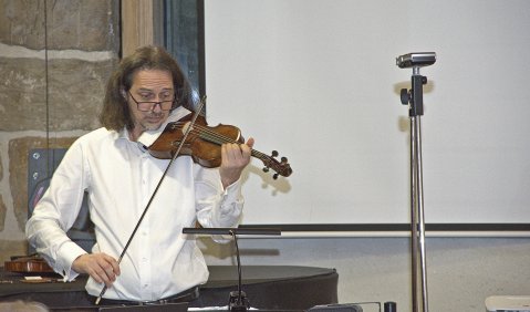 Prof. Anton Steck (Trossingen) demonstriert während des Symposiums eine vogtländische Violine. Foto: Kulturstiftung Sachsen-Anhalt
