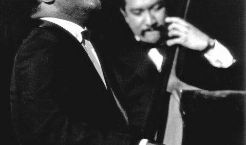 Erroll Garner und Victor Venegas im Mai 1970 in der Berliner Philharmonie. Foto: Bayerisches Jazzinstitut/Ludwig Binder