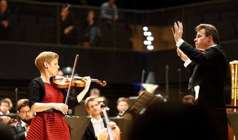 Isabelle Faust, Jakub Hruša und das BR Symphonieorchester in der Münchner Isarphilharmonie. Foto: BR/Astrid Ackermann
