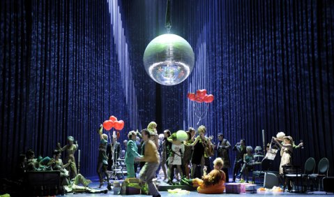 Scharze Komödie in der Aufbahrungshalle: „Don Pasquale“ an der Komischen Oper. Foto: Monika Rittershaus