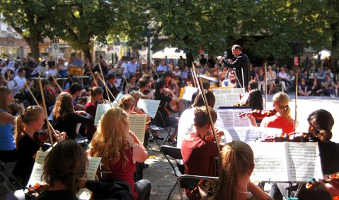 François-Xavier Roth dirigiert das Protestorchester in Karlsruhe. Foto: Julia Blank