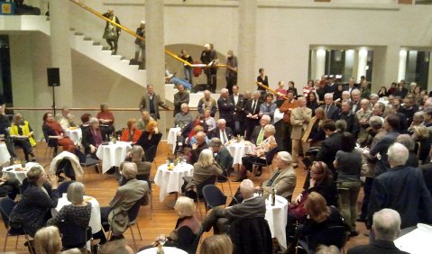 Empörung und Solidarität bei der Publikumsdiskussion im Freiburger Konzerthaus. Foto: Julia Blank