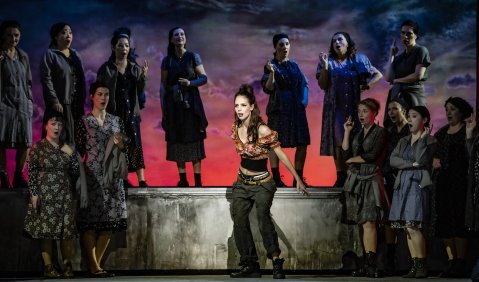 Spröder Charme: Anna Dowsley in der Titelrolle von Bizets „Carmen“ am Staatstheater Nürnberg. Foto: Bettina Stöß