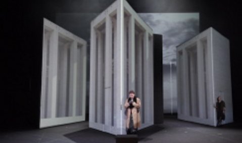 Ein Bühnenbild in ständiger Metamorphose. Matthias Rexroth als Arcane. Foto: Thiemo Hehl