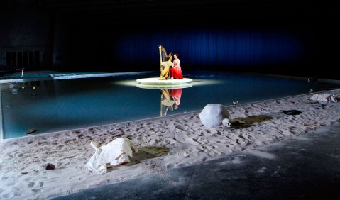 Harfenistin Saskia Kwast im Zentrum des Bühnenbildes von »The Rape of Lucretia«. Foto: © Klaus Lefebvre