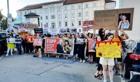 Proteste gegen Netrebko-Auftritt in Regensburg. Foto: Juan Martin Koch