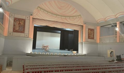 Es ist ein kleines Fest für die deutsche Theaterlandschaft. Johann Wolfgang von Goethes Theater in Bad Lauchstädt bei Halle präsentiert sich jetzt ab sofort wieder rundherum herausgeputzt. 