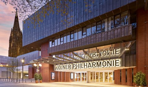 Haupteingang der Kölner Philharmonie mit Kölner Dom. Foto: © KölnMusik / Guido Erbring