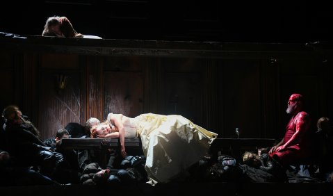 Marian Pop (Macbeth), Signe Heiberg (Lady Macbeth), Ulrich Burdack (Banquo), Opernchor und Extrachor des Stadttheaters Bremerhaven. Foto: Heiko Sandelmann.
