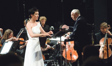 Pierre Boulez dirigiert das Orchester der Lucerne Festival Academy mit Olivia Stahn als Solistin. Foto: LFA/P. Ketterer
