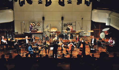 Absprung in die nächste Dekade: Das Ensemble Modern unter Franck Ollu beim Jubiläumskonzert in der Alten Oper Frankfurt. Foto: Charlotte Oswald