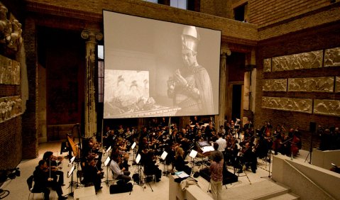 In der Ägyptischen Sammlung: das WDR-Rundfunkorchester unter Frank Strobel. Foto: Thorsten Blumberg