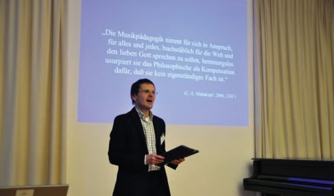 Setzte der Mahnkopf-Kritik die Insel-Metapher entgegen. Christoph Khittl bei seinem Grazer Vortrag. Foto: Bernhard Gritsch