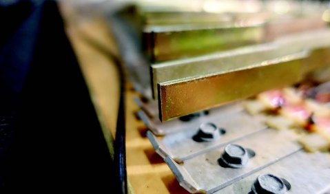Analoge Technik, elektrische Verstärkung: Blick ins Innenleben eines  Fender Rhodes Pianos. Foto: Florian Heigenhauser