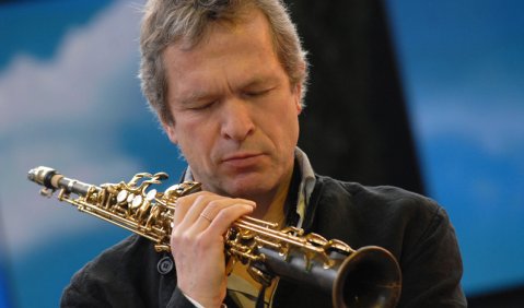 Kann auch intensiv zuhören: Christof Lauer beim BMW Welt Jazz Award. Foto: Ssirus W. Pakzad