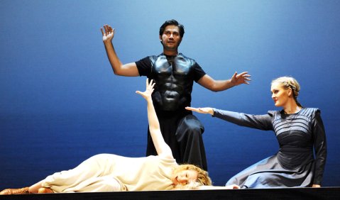 König Gualtiero (Igor Durlovski) hinter Griselda (Nina Bernsteiner) und Costanza (hier Runette Botha als Zweitbesetzung). Foto: N. Klinger