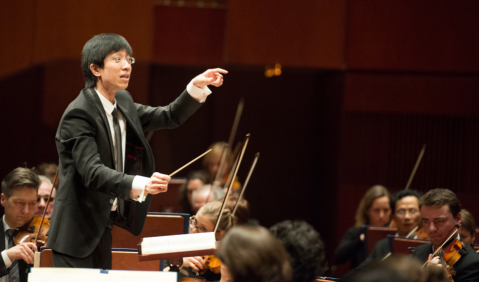 Der Dirigent Tung-Chieh Chuang. Foto: Tibor Pluto, HfM Weimar