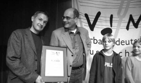 Stolze Gewinner: Jörg Hilbert (li.) und Felix Janosa mit Mitgliedern der Jury. Fotos: WDR/Oliver Heisch
