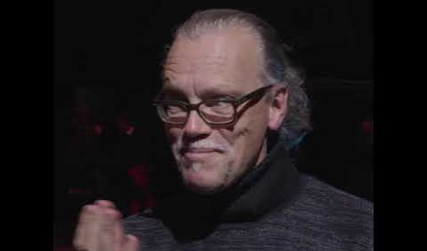 Rainer Nonnenmann über die Uraufführung von Hanna Eimermachers „Aura“ für 22 Performer:innen