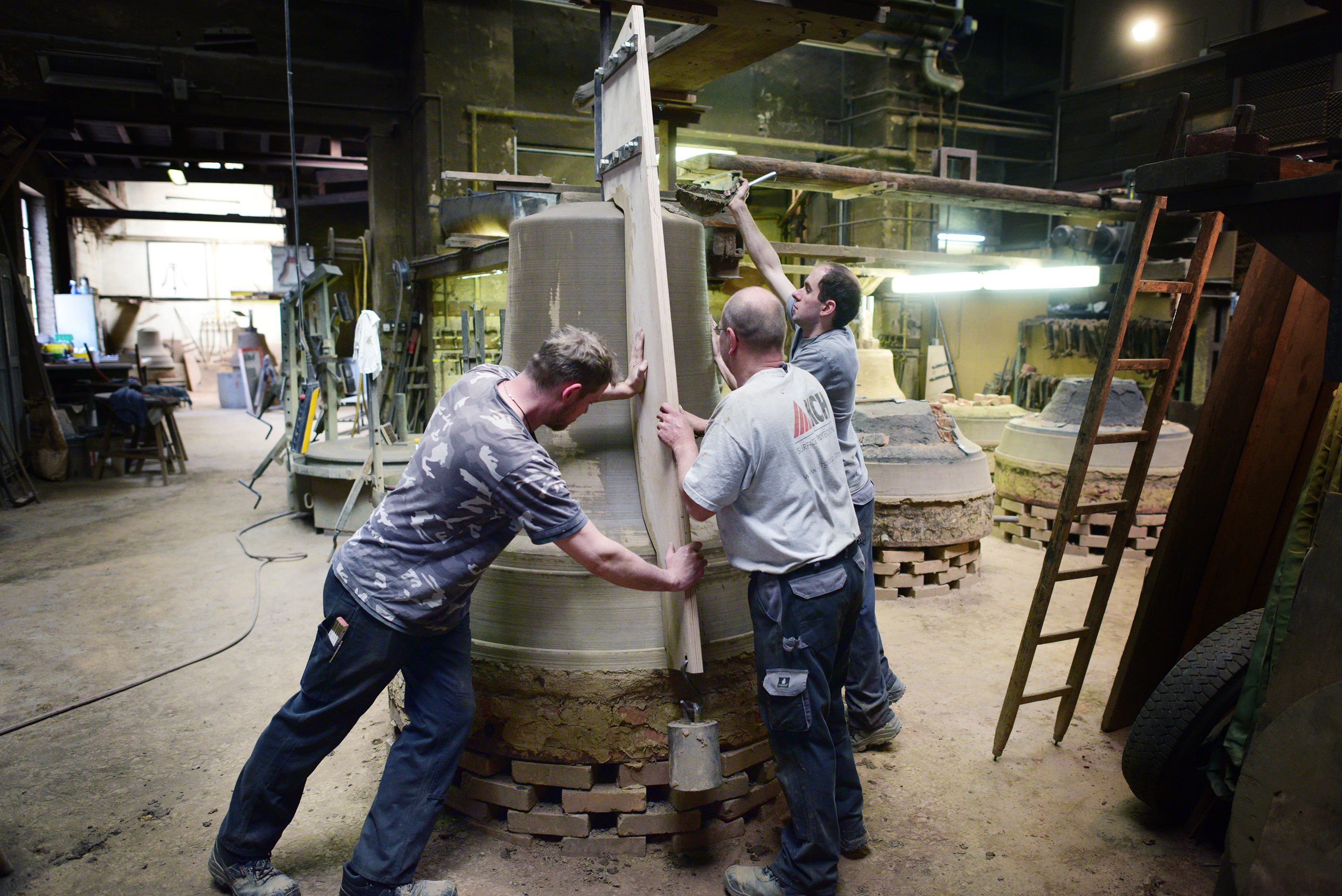 Mit einer Schablone wird der „falschen“ Glocke die endgültige Form gegeben. © Thomas Lohnes Mit einer Schablone wird der „falschen“ Glocke die endgültige Form gegeben. © Thomas Lohnes