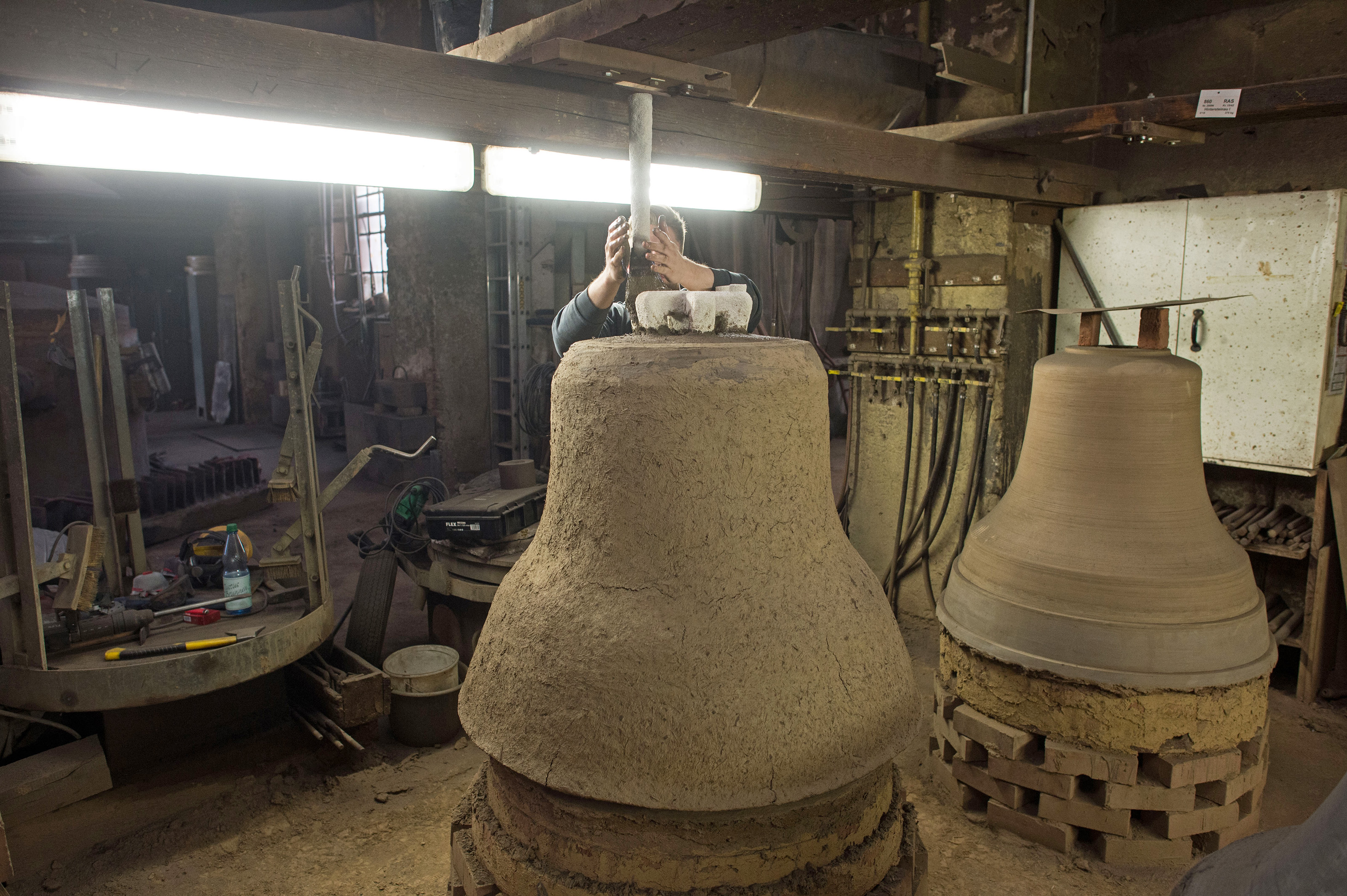 Als äußere Hülle bekommt die Glockenform ihren Mantel – zwischen Kern und Mantel ist ein Hohlraum, der zuvor von der „falschen“ Glocke ausgefüllt wurde und nun das Metall beim Guss aufnehmen soll. © Thomas Lohnes Als äußere Hülle bekommt die Glockenform ihren Mantel – zwischen Kern und Mantel ist ein Hohlraum, der zuvor von der „falschen“ Glocke ausgefüllt wurde und nun das Metall beim Guss aufnehmen soll. © Thomas Lohnes