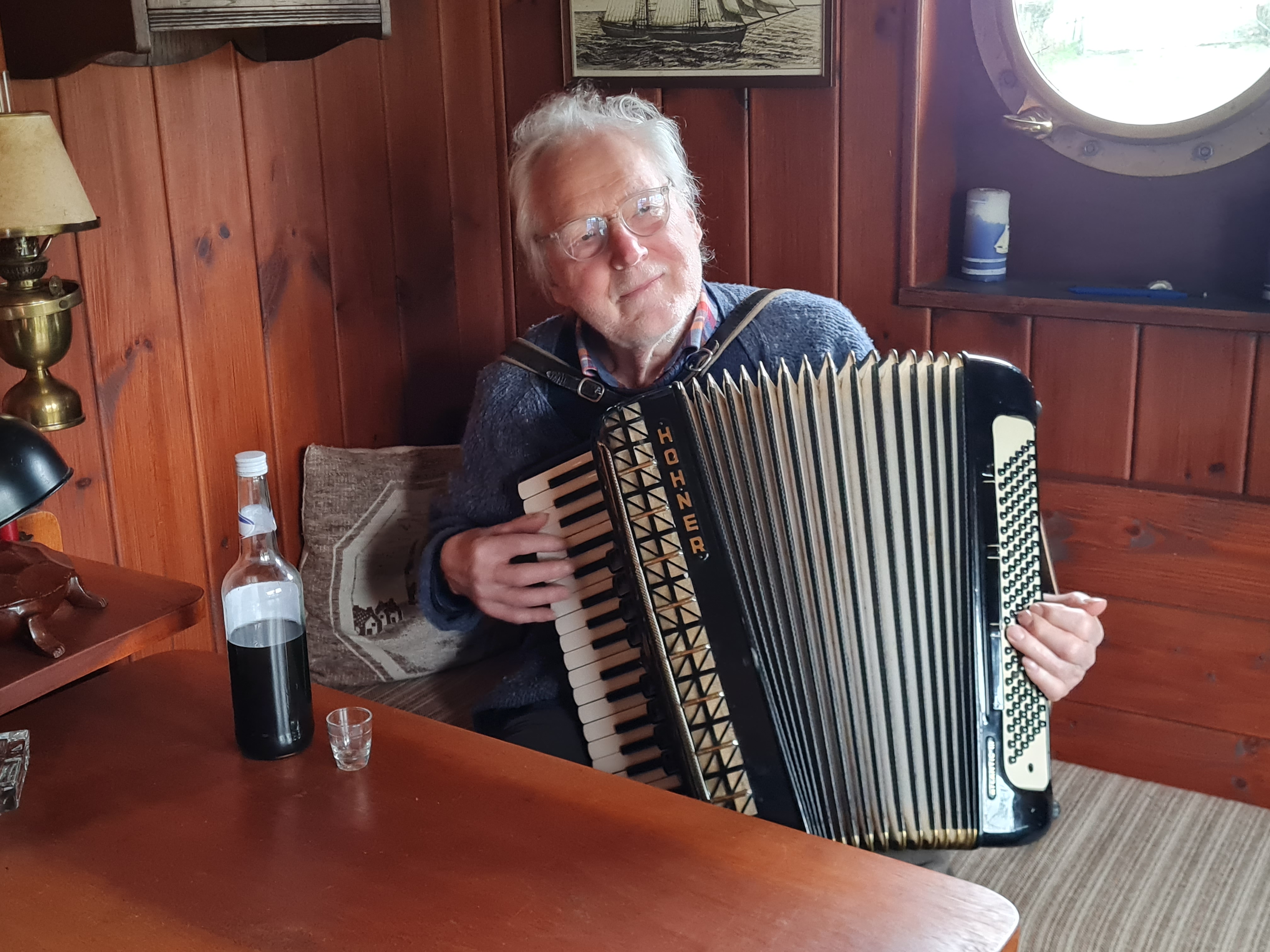 Peter Hiss mit seiner tropenfesten &bdquo;Hohner Atlantic III&ldquo;. &copy; Ralf-Thomas Lindner