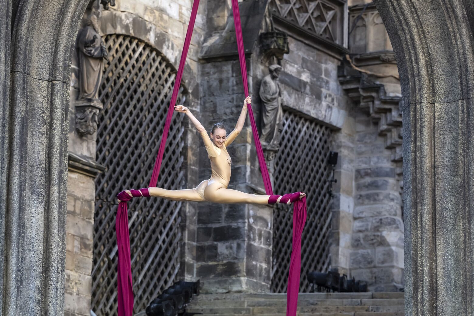 Fausts Verdammnis | Christophe Berry (Faust) und Corina Shapoval (Akrobatin). Foto: Lutz Edelhoff