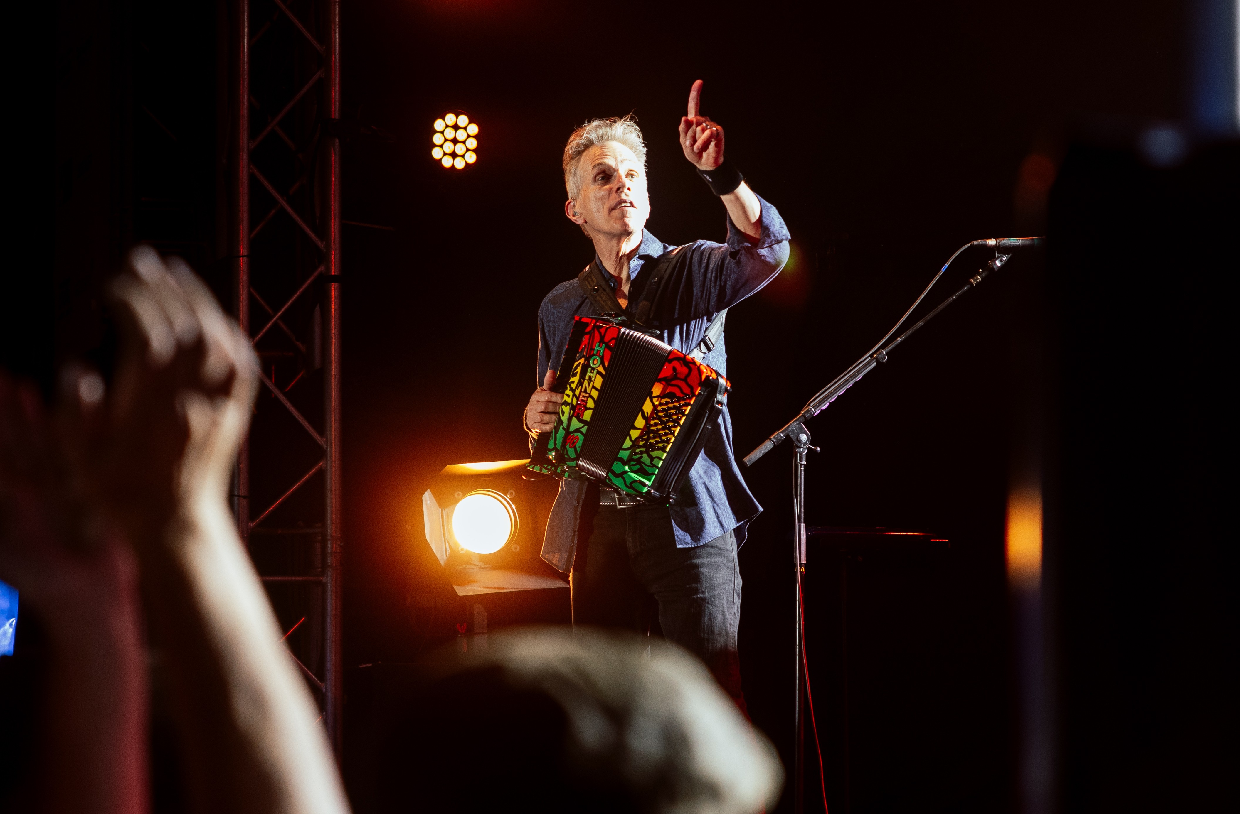 Rob Hyman (The Hooters) bei einem Konzert in Trossingen mit seinem bunten Akkordeon. &copy; HOHNER Musikinstrumente GmbH