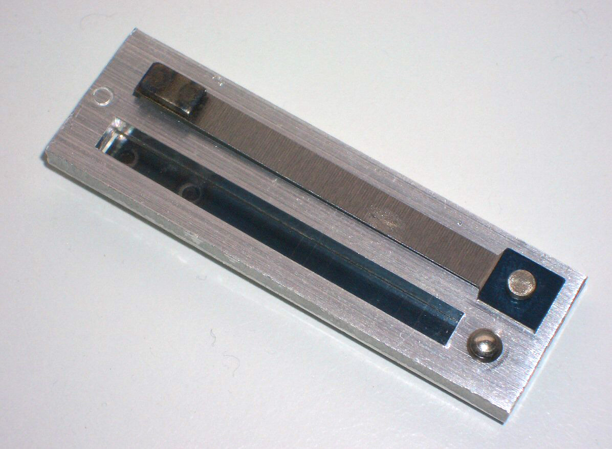 Bass-Stimmplatte eines Akkordeons mit zwei durchschlagenden Zungen, jeweils eine pro Seite. &copy; Wikimedia Commons, JPasche