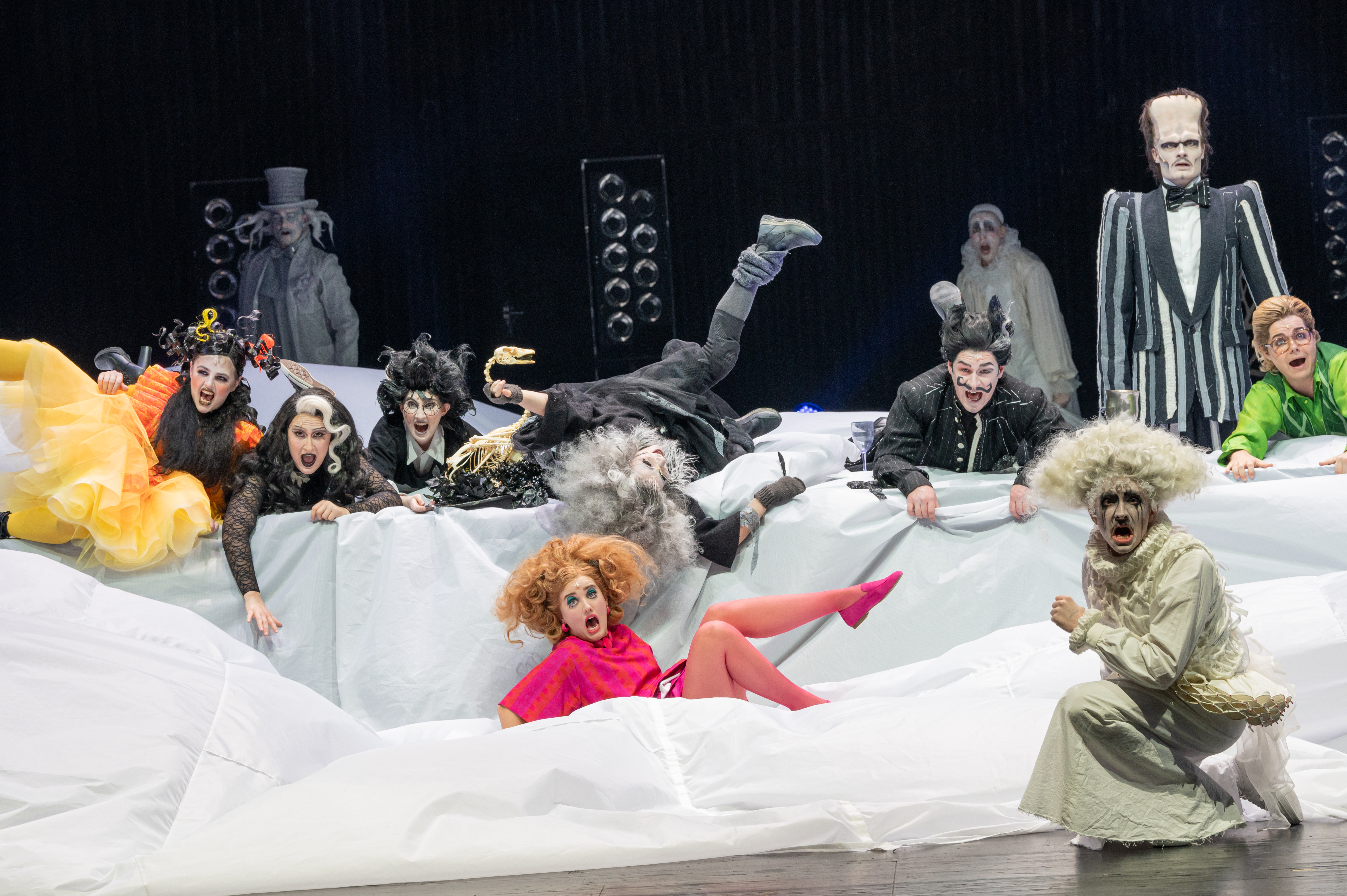 Ensemble. „The Addams Family“ | Bayerische Theaterakademie August - Everding. Foto: Lioba Schöneck