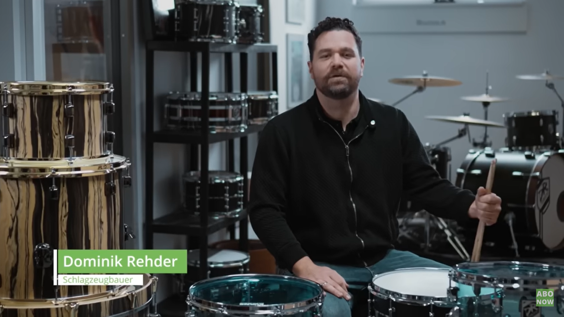 Dominik Rehder baut nicht nur Schlagzeuge – er spielt selbst seiner Jugend begeistert Schlagzeug. © Ralf-Thomas Lindner (Screenshot aus „Hope Beats – Drums around the world“, Folge 1)