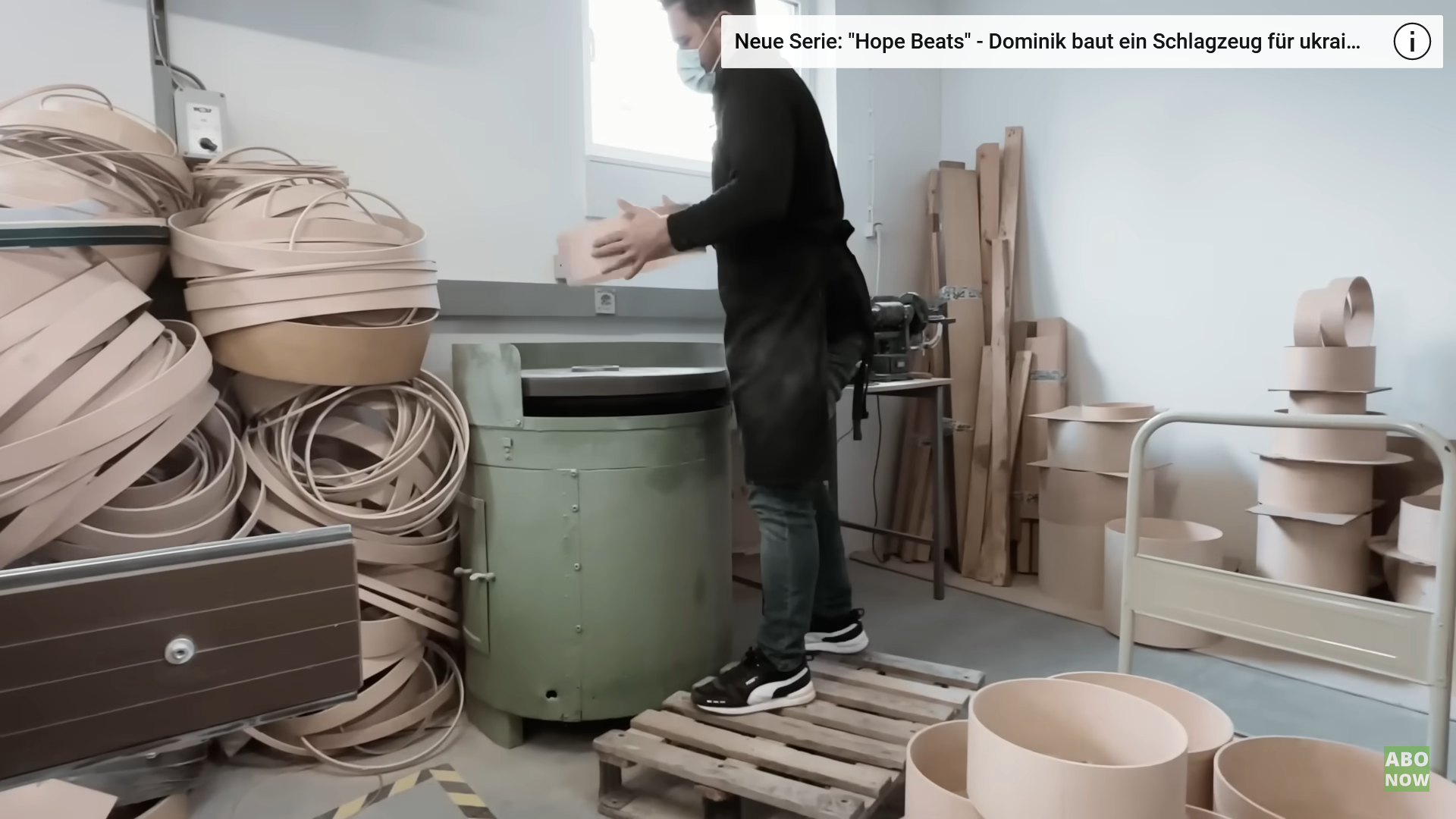 Überall in der Werkstatt von Dominik Rehder stapeln sich Schlagzeugkessel aus Holz. © Ralf-Thomas Lindner (Screenshot aus „Hope Beats – Drums around the world“, Folge 4)