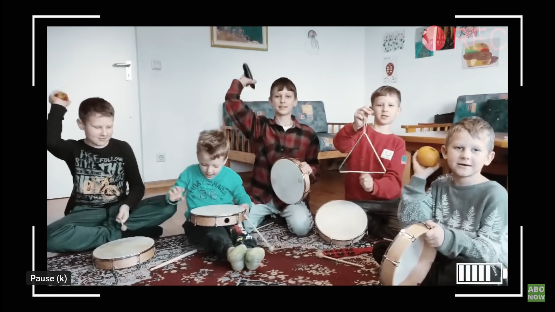 Nach dem Auspacken werden die Tamburine und die Shaker sofort in Betrieb genommen. © Ralf-Thomas Lindner (Screenshot aus „Hope Beats – Drums around the world“, Folge 2) Nach dem Auspacken werden die Tamburine und die Shaker sofort in Betrieb genommen. © Ralf-Thomas Lindner (Screenshot aus „Hope Beats – Drums around the world“, Folge 2)