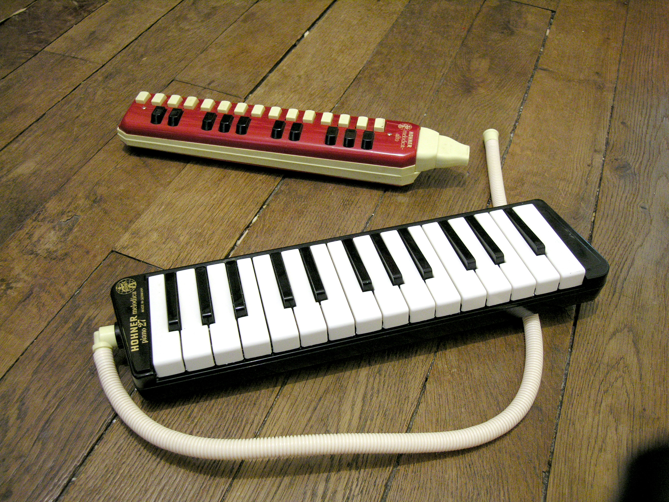 Zwei unterschiedliche Melodicas der Firma Hohner aus Trossingen. &copy; wikimedia/Bloody-libu