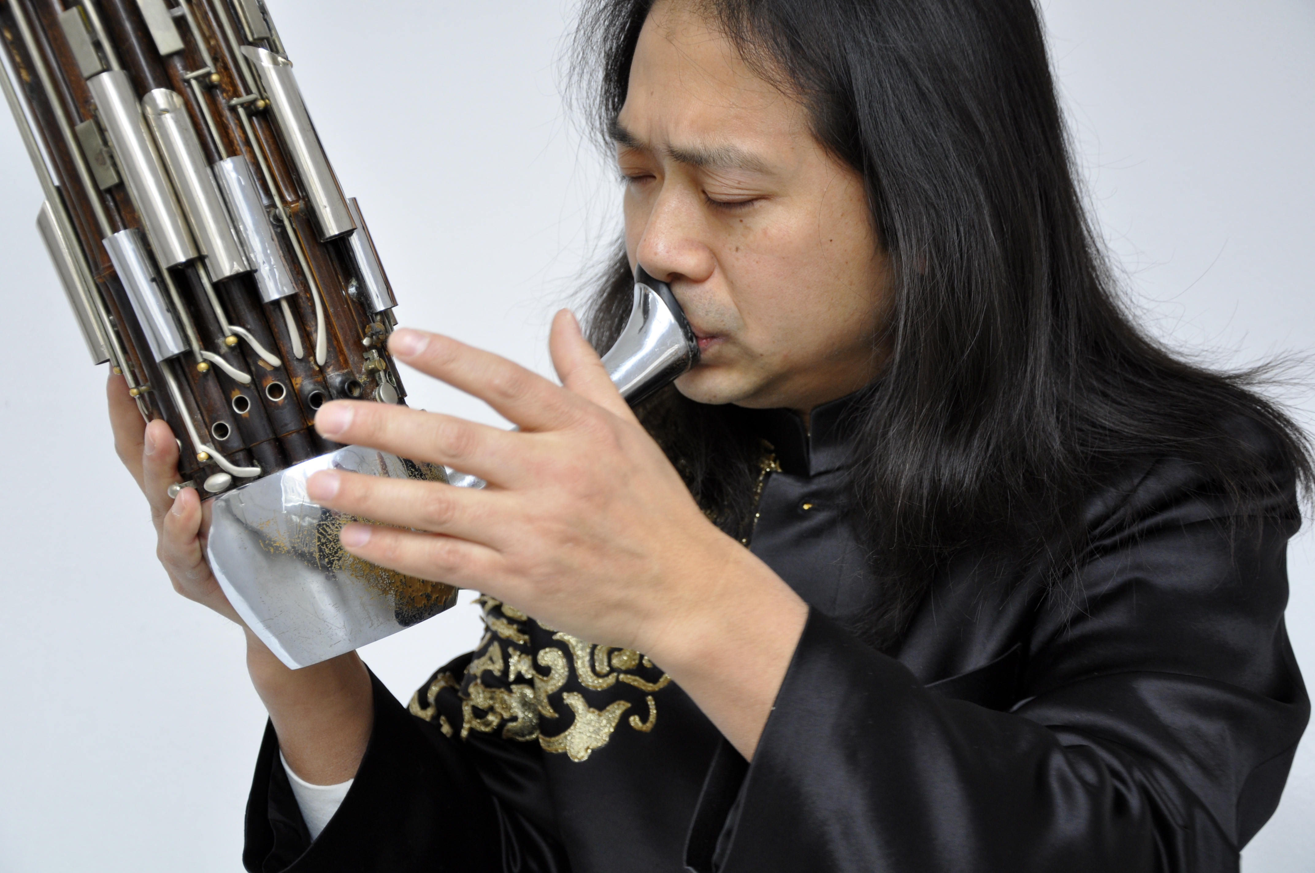 Der Sheng-Spieler Wu Wei mit seiner modernen, weiterentwickelten chromatischen Sheng.     &copy; wikimedia/Klaus Hinrich Stahmer