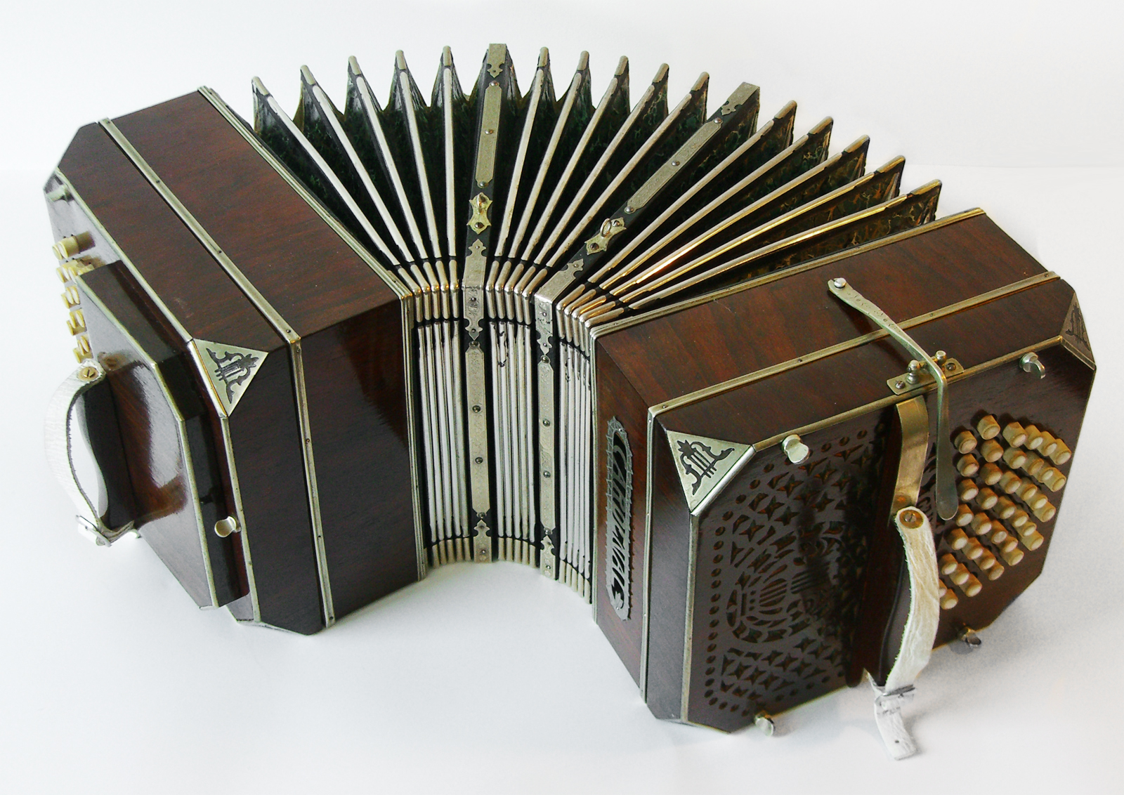 Bandoneon &bdquo;Cardenal&ldquo; &ndash; hergestellt von ELA f&uuml;r Hohner, vor 1939. &copy; wikimedia/Pavel Krok