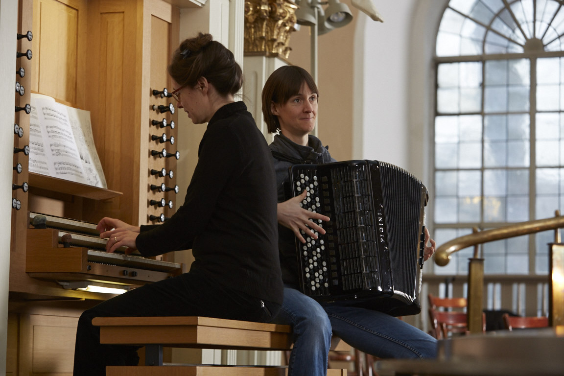 Zwei Aerophone kommen sich ganz nah, verschmelzen zu einer gigantischen Windmaschine: Das Duo A&O &ndash; Kerstin Petersen (li.) und Eva Z&ouml;llner. &copy; privat