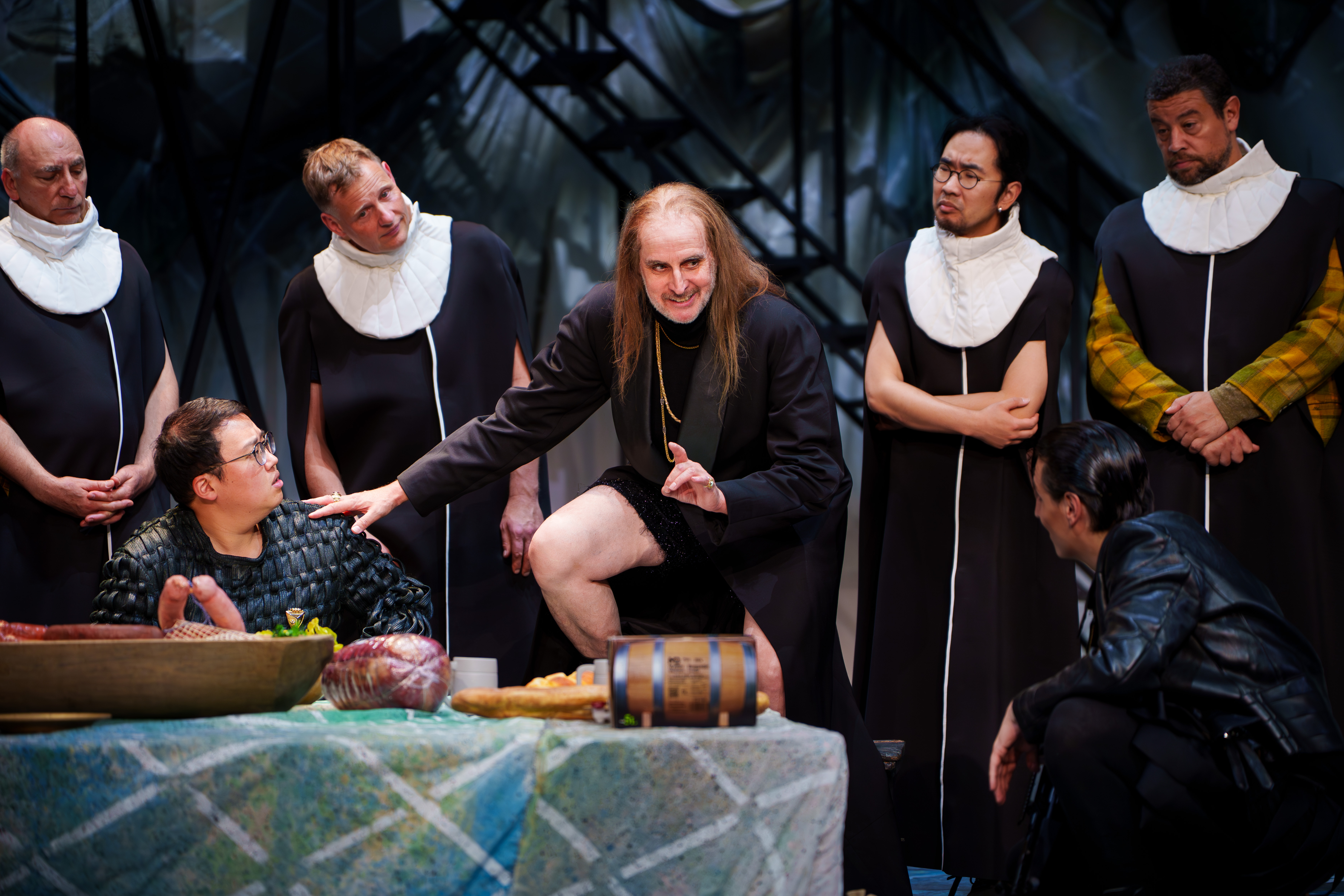 theater für niedersachsen: „till eulenspiegel (oper)“, im Bild: Tobias Hieronimi (Uetz von Ambleben), Herrenchor. Foto: Clemens Heidrich theater für niedersachsen: „till eulenspiegel (oper)“, im Bild: Tobias Hieronimi (Uetz von Ambleben), Herrenchor. Foto: Clemens Heidrich