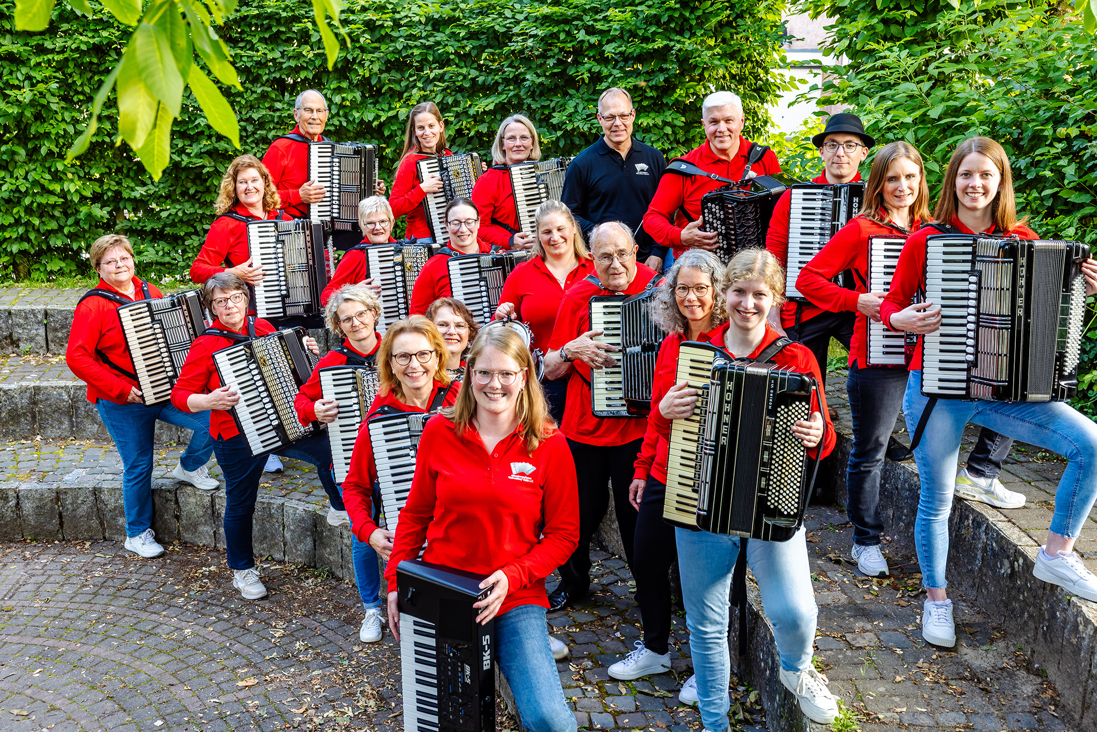 Das Akkordeonorchester &bdquo;Hohnerklang&ldquo; Oelde mit seinem langj&auml;hrigen Leiter Olaf Wittelmann (letzte Reihe, Mitte, blaues Hemd). &copy; Knut Reimann